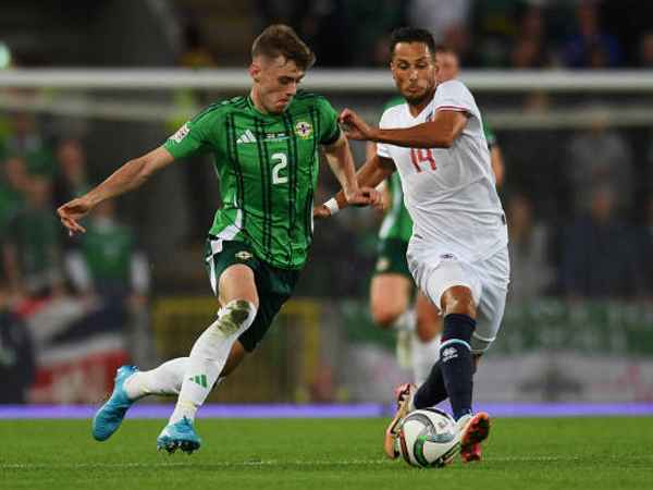 Conor Bradley Tampil Impresif Sebagai Kapten Termuda Timnas Irlandia Utara