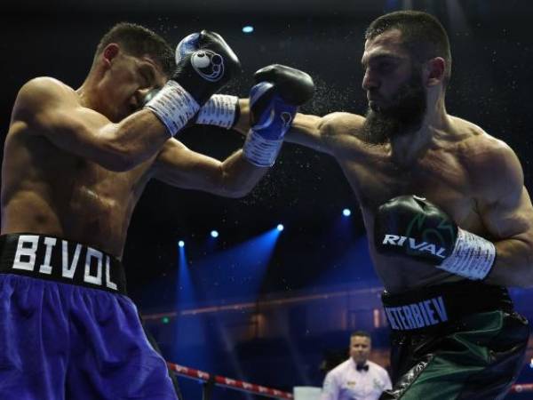 Artur Beterbiev (kanan) dan Dmitry Bivol. (Foto: DAZN)