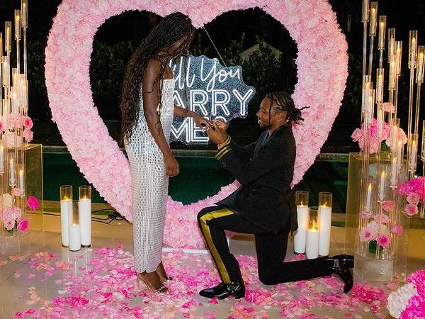 Noah Lyles (kanan) berlutut di depan tunangannya, Junelle Bromfield. (Foto: Instagram)