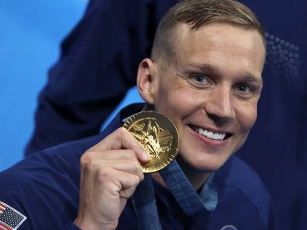 Caeleb Dressel berpose dengan medali yang diraihnya di Olimpiade Paris. (Foto: AP)