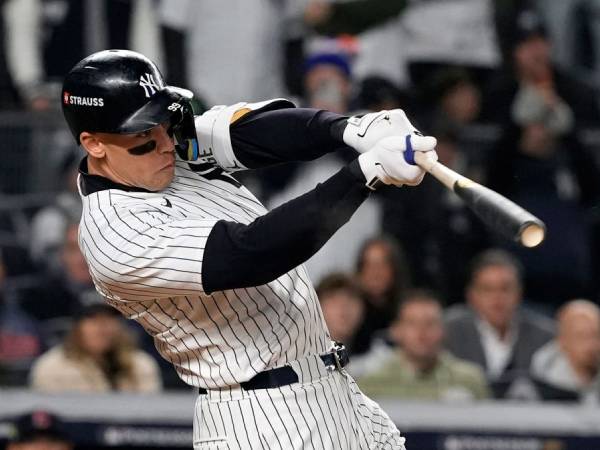 Bintang New York Yankees Aaron Judge melakukan pukulan home run di Game 2 ALCS pada Selasa (15/10). (Foto: AP)