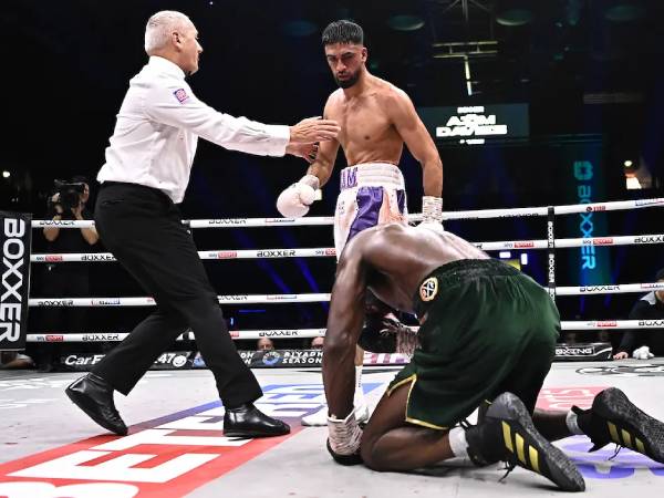 Adam Azim terlalu kuat bagi Ohara Davies. (Foto: Fight TV)