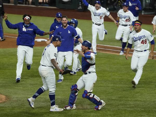 Para pemain Los Angeles Dodgers melakukan selebrasi setelah memastikan tiket ke World Series. (Foto: AP)