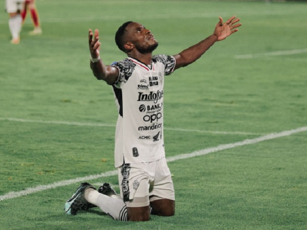 Winger Bali United, Privat Mbarga merayakan gol ke gawang Persita Tangerang