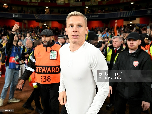 Bek Arsenal, Oleksandr Zinchenko, memberikan seragamnya kepada penggemar Shakhtar Donetsk