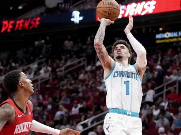 Pemain Charlotte Hornets LaMelo Ball (kanan) membukukan 34 poin saat Charlotte Hornets mengklaim kemenangan 110-105 atas Houston Rockets pada hari Rabu (23/10). (Foto: AP)