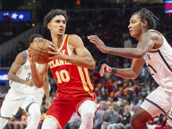 Zaccharie Risacher (kiri) melakukan debutnya untuk Hawks pada Rabu (23/10). (Foto: AP)