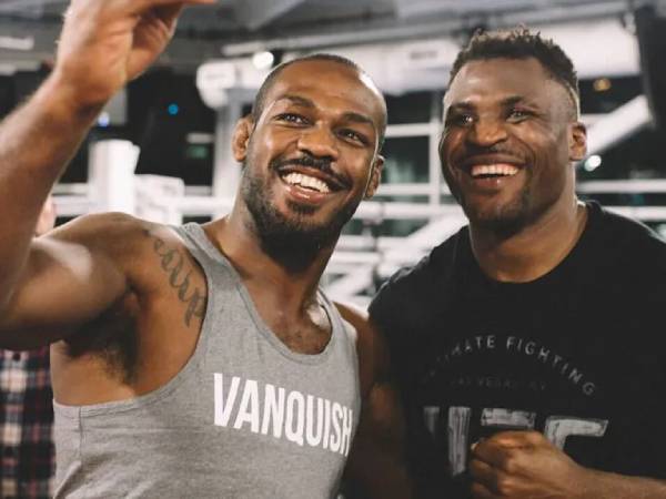 Francis Ngannou (kanan) dan Jon Jones berpose bersama. (Foto: Instagram)