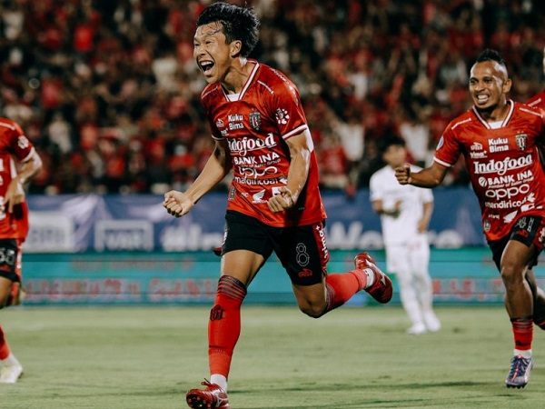 Gelandang Bali United, Mitsuru Maruoka merayakan gol ke gawang Persis Solo