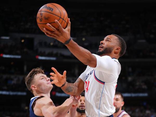 Norman Powell (kanan) mencetak 37 poin saat tim tamu Los Angeles Clippers mengalahkan Denver Nuggets 109-104 pada hari Sabtu (26/10). (Foto: AP)
