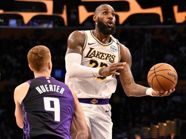 LeBron James (kanan) mencetak 32 poin, 14 rebound dan 10 assist saat Los Angeles Lakers mengalahkan Sacramento Kings 131-127 pada hari Sabtu (26/10). (Foto: AP)