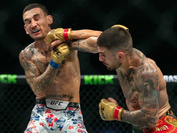 Ilia Topuria (kanan) mendaratkan pukulan terhadap Max Holloway. (Foto: MMA Fighting)
