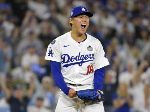 Pitcher Los Angeles Dodgers Yoshinobu Yamamoto melakukan selebrasi di Game 2 World Series 2024 versus Yankees. (Foto: AP)