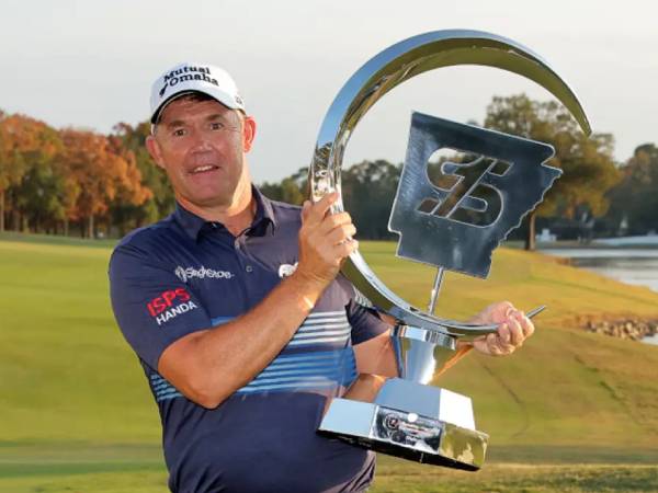 Padraig Harrington berpose dengan trofi Champions' Simmons Bank Championship. (Foto: AP)