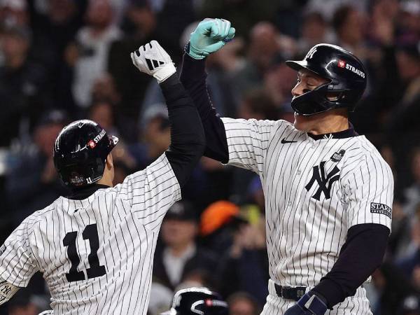 Bintang New York Yankees, Aaron Judges (kanan) melakukan selebrasi di Game 4 World Series 2024 pada Selasa (29/10). (Foto: AP)