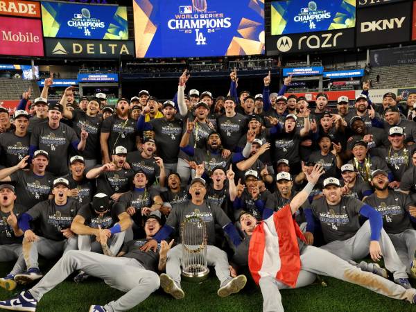 Los Angeles Dodgers berpose bersama-sama setelah memastikan gelar juara World Series 2024 dengan mengalahkan New York Yankees 4-1. (Foto: AP)