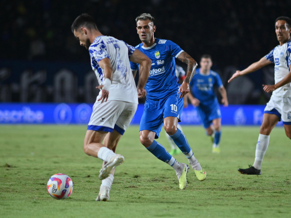 Gelandang Persib, Tyronne del Pino