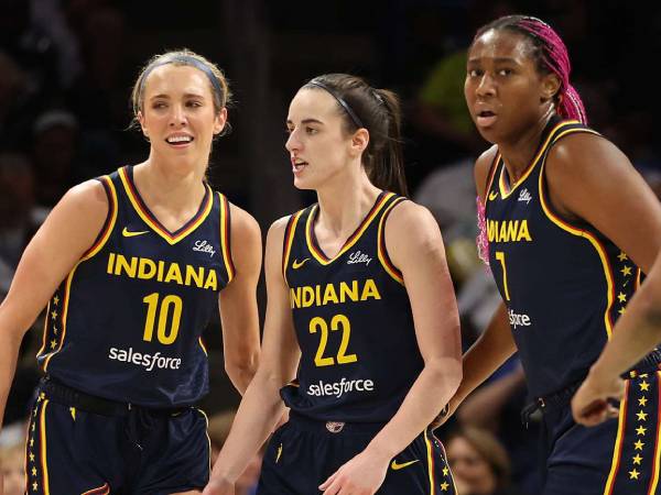 Akankah Caitlin Clark (tengah) menerima pinangan Unrivaled dan bergabung dengan dua rekan setimnya di Fever, Lexie Hull dan Aliyah Boston? (Foto: AP)