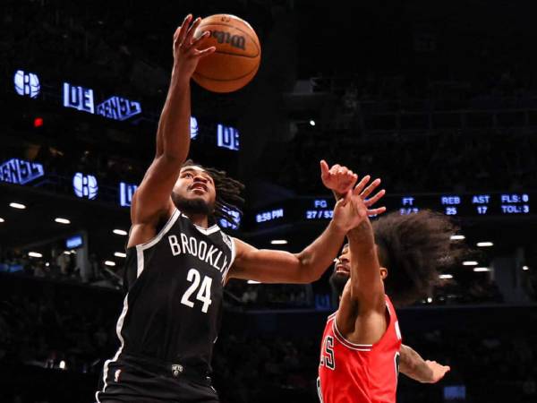 Cam Thomas (kiri) mencetak 32 poin saat Brooklyn Nets meraih kemenangan 120-112 atas Chicago Bulls pada Jumat (1/11) malam di New York. (Foto: AP)