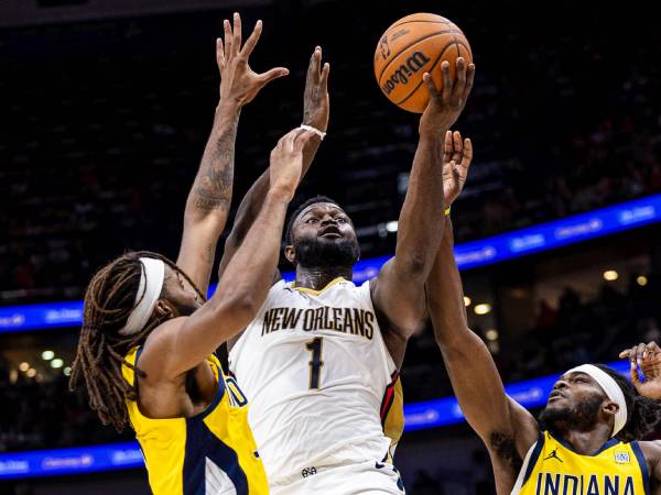 Zion Williamson (tengah) mencetak 34 poin saat New Orleans Pelicans mengalahkan tim tamu Indiana Pacers 125-118 pada Jumat (1/11) malam. (Foto: AP)