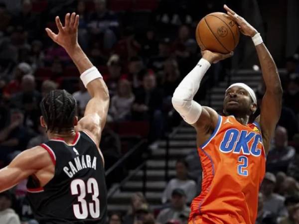 Shai Gilgeous-Alexander (kanan) mencatatkan 30 poin saat Oklahoma City Thunder menang 137-114 atas tuan rumah Portland Trail Blazers pada Jumat (1/11). (Foto: AP)