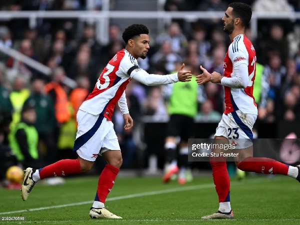 Ethan Nwaneri saat masuk menggantikan Mikel Merino di laga Arsenal melawan Newcastle United, Sabtu (2/11)