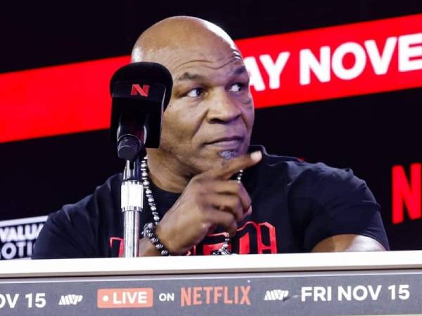Mike Tyson terlihat dalam konferensi pers jelang pertarungan melawan Jake Paul. (Foto: Fight TV)