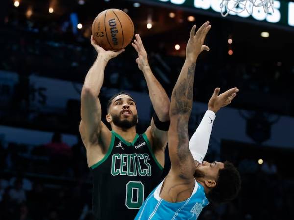 Jayson Tatum (kiri) mengoleksi 29 poin saat Boston Celtics mengalahkan tuan rumah Charlotte Hornets 113-103 pada Sabtu (2/11) malam. (Foto: AP)