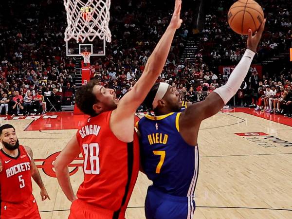 Buddy Hield (kanan) mencetak 27 poin saat Golden State Warriors menang 127-121 atas Houston Rockets pada hari Sabtu (2/11). (Foto: AP)