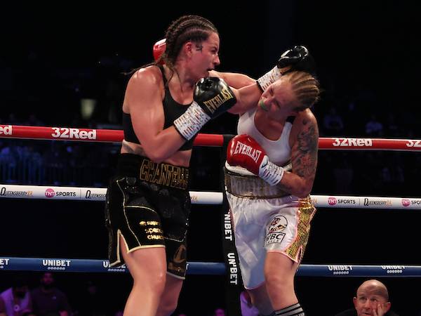 Chantelle Cameron (kiri) dan Patricia Berghult. (Foto: Fight TV)
