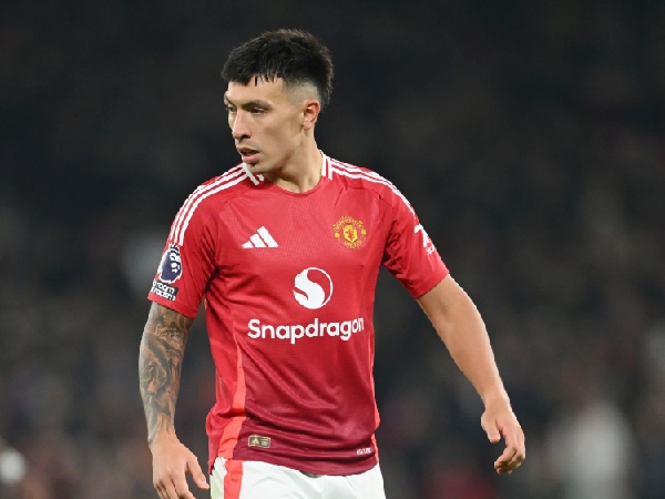 Bek Manchester United, Lisandro Martinez, melakukan pelanggaran-pelanggaran keras terhadap Cole Palmer dari Chelsea