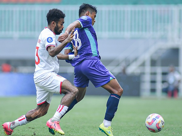 Pemain Persita Tangerang, Irsyad Maulana dikawal pemain Malut United FC