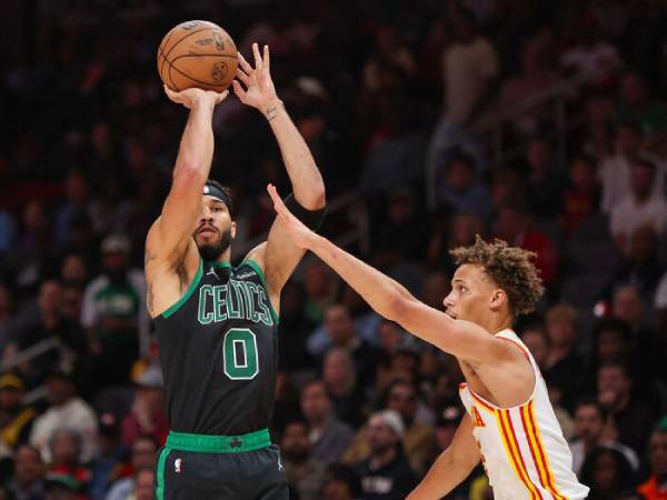 Jayson Tatum (kiri) membukukan 28 poin untuk tim tamu Boston Celtics, yang meraih kemenangan 123-93 atas Atlanta Hawks pada Senin (4/11). (Foto: AP)