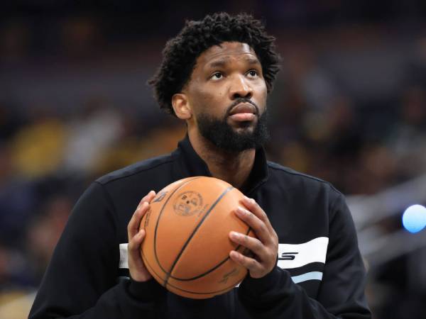 Joel Embiid akan kehilangan gaji sekitar 1 jutaan dolar AS akibat skorsing ini. (Foto: AP)