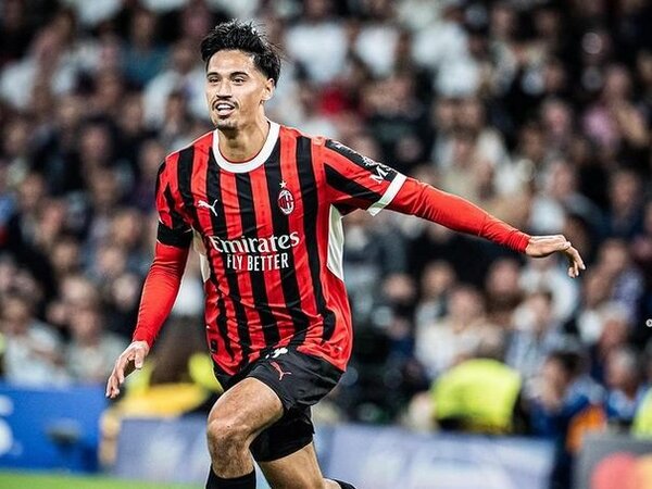 Frank Rijkaard menyebut Tijjani Reijnders saat ini sedang dalam trek yang tepat untuk menjadi salah satu gelandang terbaik di dunia / via AFP