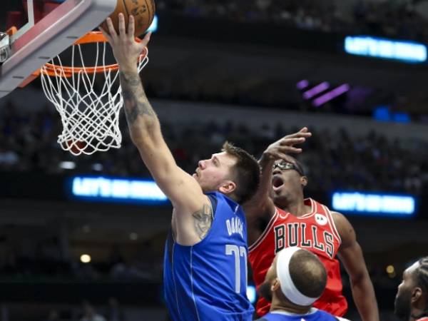 Luka Doncic (kiri) mencetak 27 poin saat Dallas Mavericks mengalahkan Chicago Bulls 119-99 pada Rabu (6/11) malam. (Foto: AP)