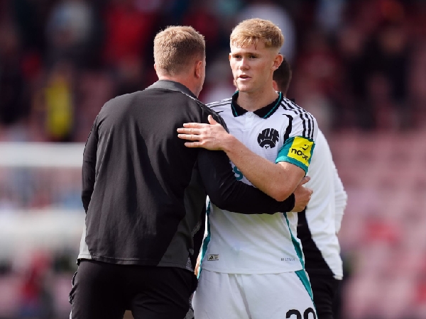 Eddie Howe dan Lewis Hall