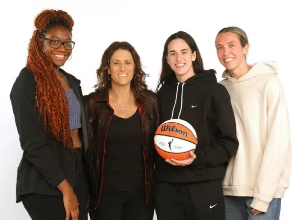 Pelatih baru Fever Stephanie White diapit Aliyah Boston, Caitlin Clark dan Lexie Hull. (Foto: AP)