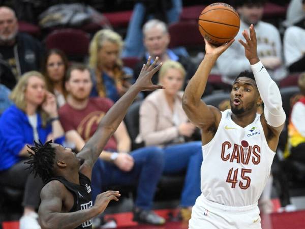 Donovan Mitchell (kanan) mencetak 22 poin saat Cleveland Cavaliers menang 105-100 atas tim tamu Brooklyn Nets pada Sabtu (9/11) malam. (Foto: AP)