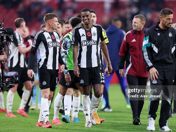 Harvey Barnes dan Alexander Isak usai laga Newcastle United melawan Nottingham Forest, Ahad (10/11)