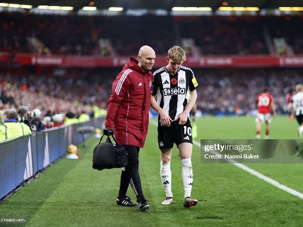 Anthony Gordon tidak dapat menyelesaikan pertandingan Newcastle United melawan Nottingham Forest, Ahad (10/11)