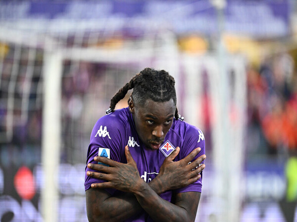 Striker Fiorentina yaitu Moise Kean, melakukan selebrasi usai mencetak hat-trick ke gawang Hellas Verona kemarin malam (10/11) / via Getty Images