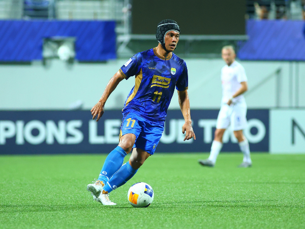 Dedi Kusnandar bermain dengan pelindung kepala