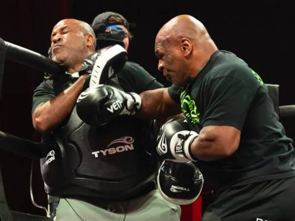 Mike Tyson (kanan) kerap mengunggah video latihan yang memperlihatkan dirinya masih dalam kondisi bertarung yang cukup baik. (Foto: Fight TV)