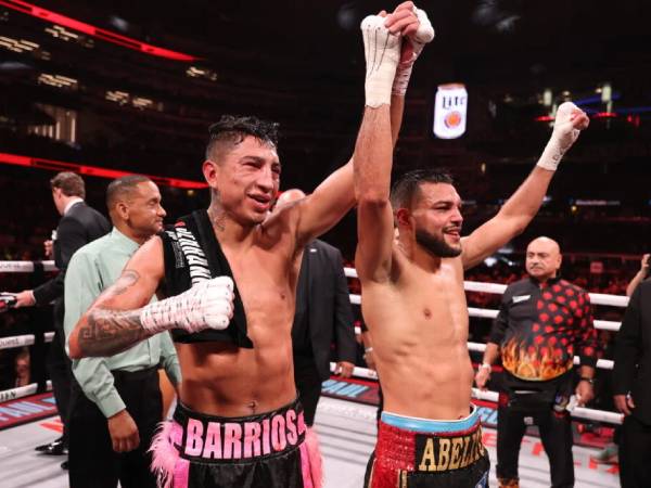 Mario Barrios dan Abel Ramos mengangkat tangan satu sama lain setelah pertarungan dinyatakan seri. (Foto: Fight TV)