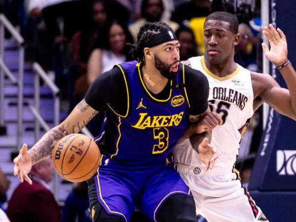 Anthony Davis (kiri) mencetak 31 poin saat Los Angeles Lakers mengalahkan New Orleans Pelicans 104-99 pada Sabtu (16/11) malam. (Foto: AP)