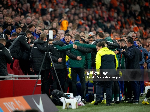 Asisten pelatih Hungaria, Adam Szalai, kolaps di pinggir lapangan