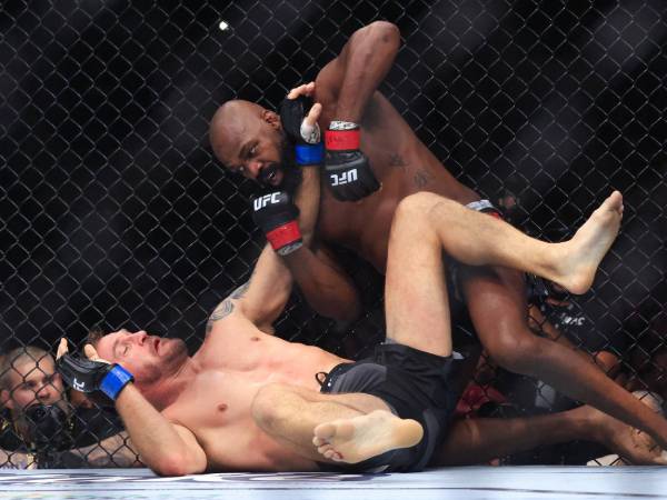 Jon Jones (atas) mendominasi pertarungannya melawan Stipe Miocic. (Foto: MMA Fighting)