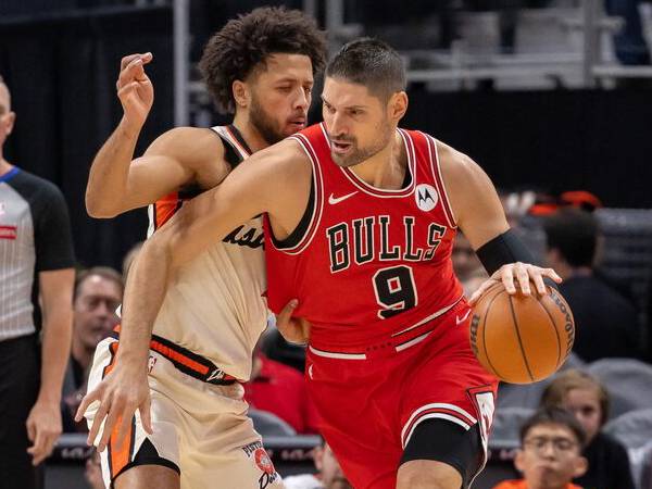 Nikola Vucevic (kanan) mencetak 29 poin saat tim tamu Chicago Bulls mengalahkan Detroit Pistons 122-112 pada Senin (18/11) malam. (Foto: AP)