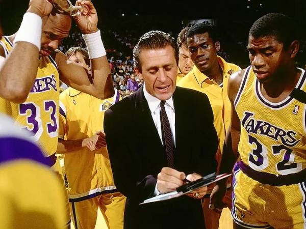 Pat Riley memimpin Lakers melalui salah satu era paling dinamis untuk tim mana pun dalam sejarah NBA. (Foto: AP)